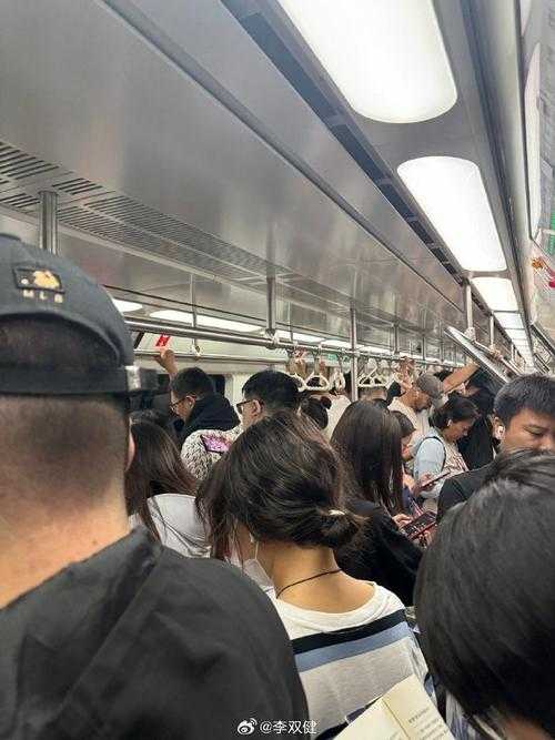 2025年早春的北京 朝阳门地铁站7点10分 早高峰的拥挤中
