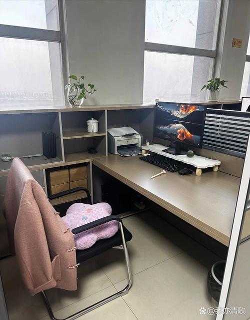 2025年春日午后 我蹲在工位上刷手机时突然发现 工牌附近的
