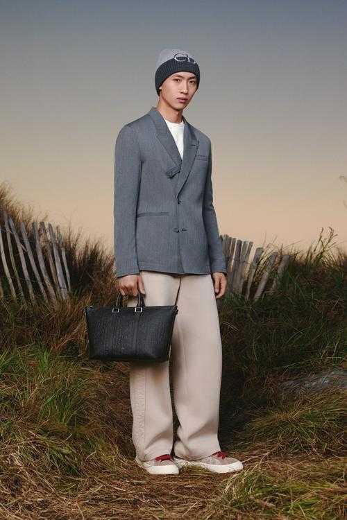 Dior2025官网:经典款+AI试衣+碳中和服务