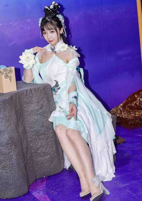 铁血柔美×罗袜轻纱：古典武侠制服的丝韵美学
