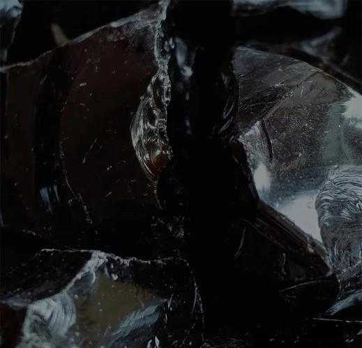 黑色坚硬物体成因探究:关键因素与应对策略分析