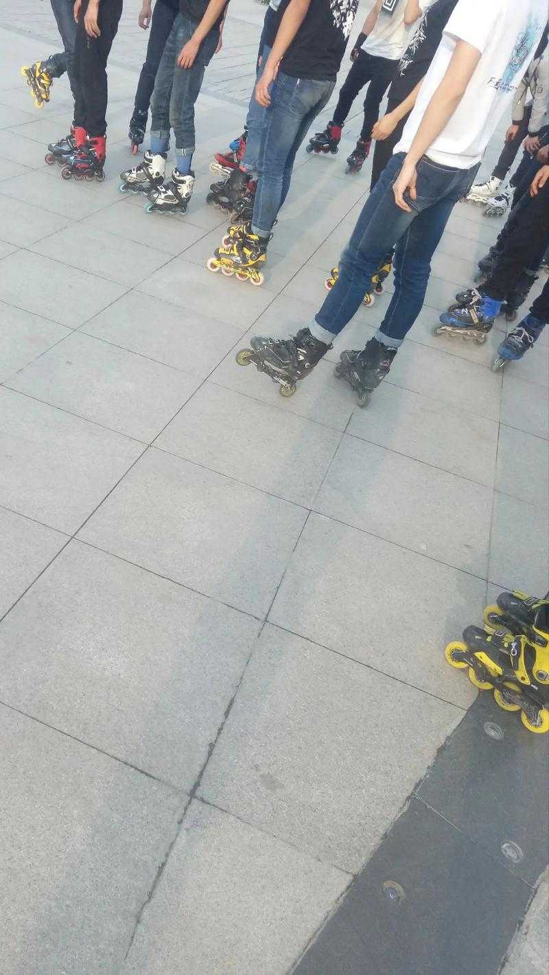 男生女生共享轮滑快乐时光,青春飞扬运动美好